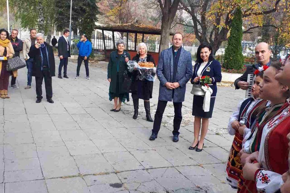 Независимият кмет Николай Гюров влиза в кметството на Панчарево