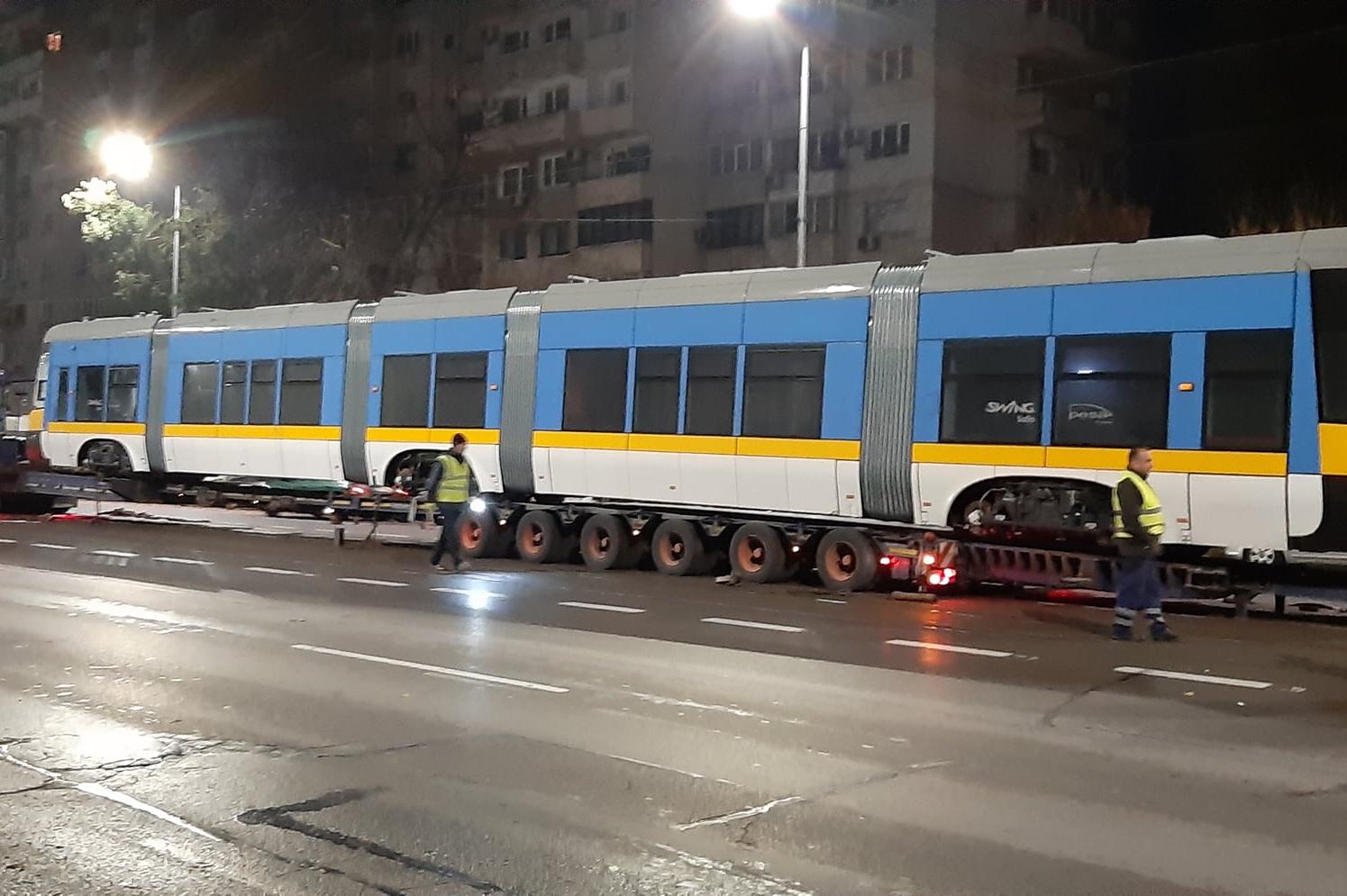 Първият от 13-те нови трамвая вече е в София