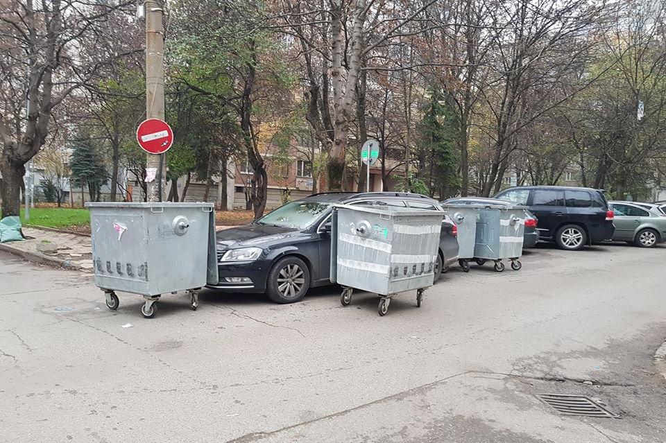 Паркирани коли мажду контейнерите в Триадица