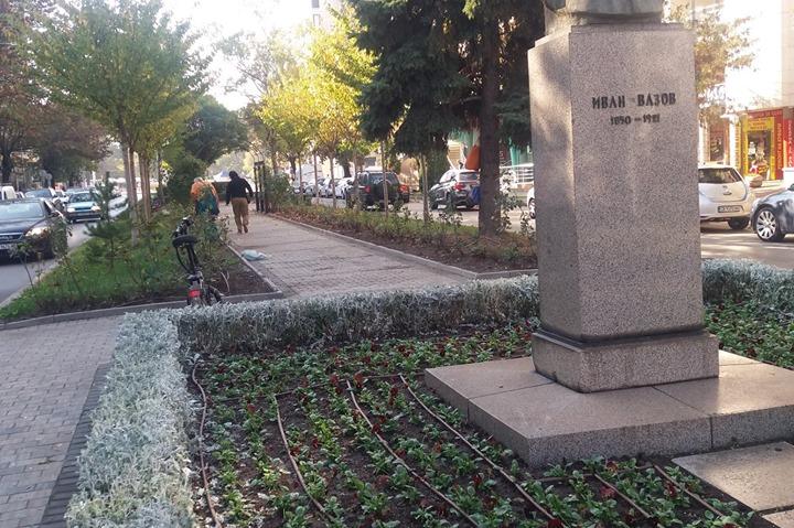 Цветя на паметника на Иван Вазов на бул. Витоша