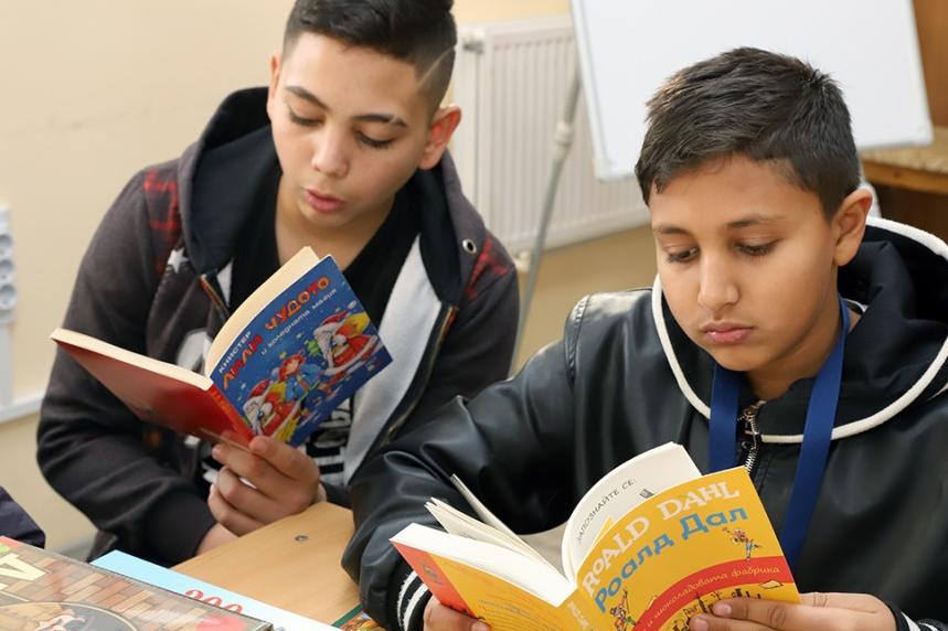 Коледно БНР дари книги на софийското училище "Тодор Каблешков"