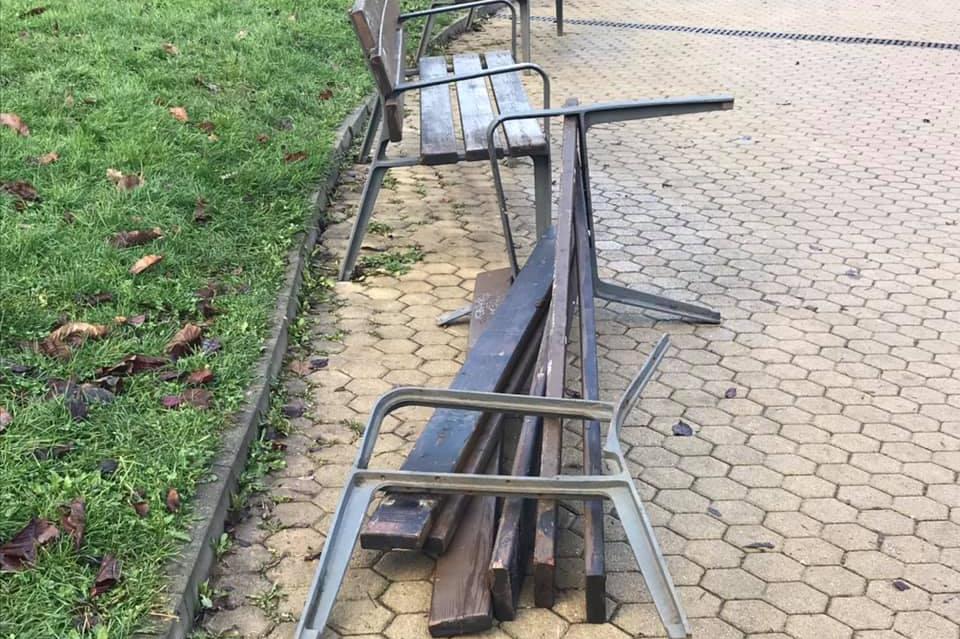 Счупена пейка в градинката на НДК.