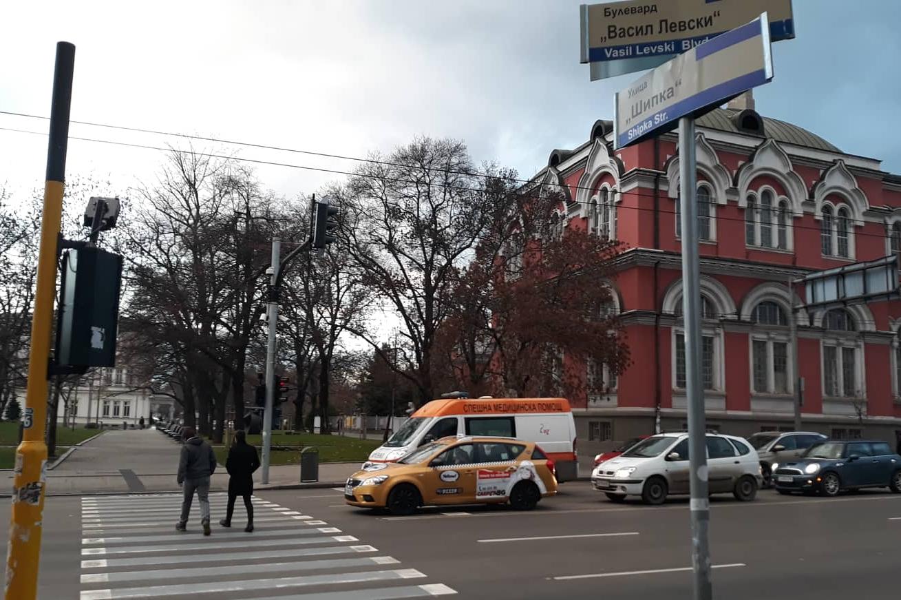 Светофар на пешеходната пътека на Софийския университет