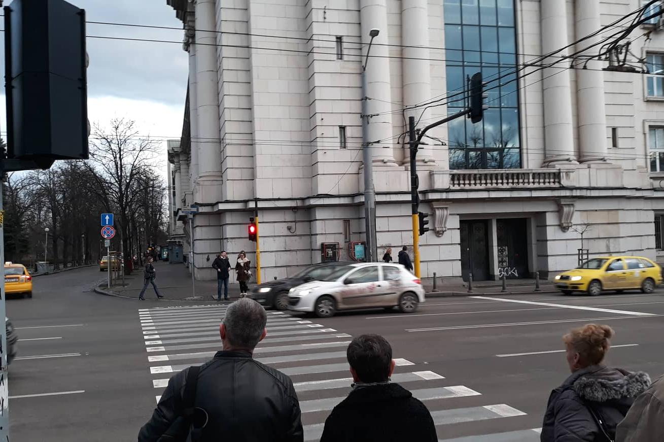 Светофар на пешеходната пътека на Софийския университет