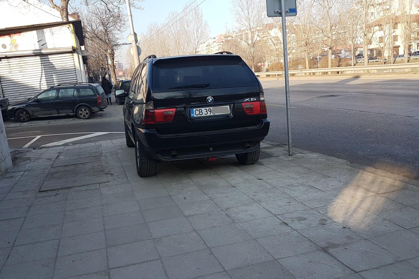 БМВ се паркира върху ремонтирания тротоар на бул. Сливница