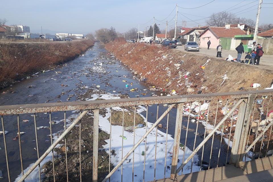 Реката в Малашевци пълна с отпадъци