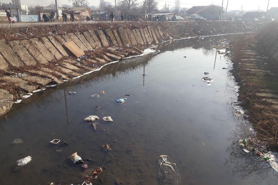 Замърсяване с отпадъци на реката в Малашевци