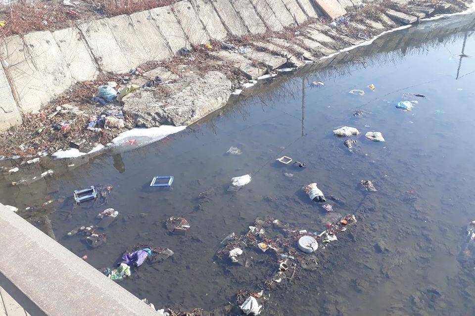 Замърсяване с отпадъци на реката в Малашевци