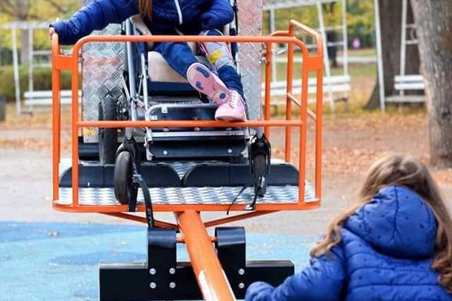 Люлка за инвалидни колички в парка Света Троица в София