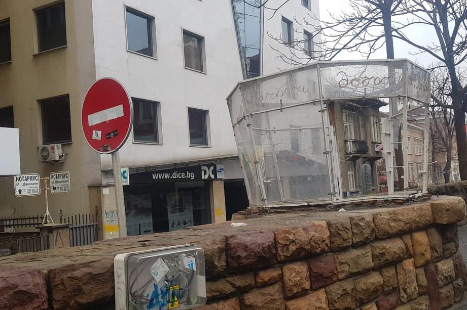 Разрушената будка на бул. Дондуков на трамвайната спирка срещу операта