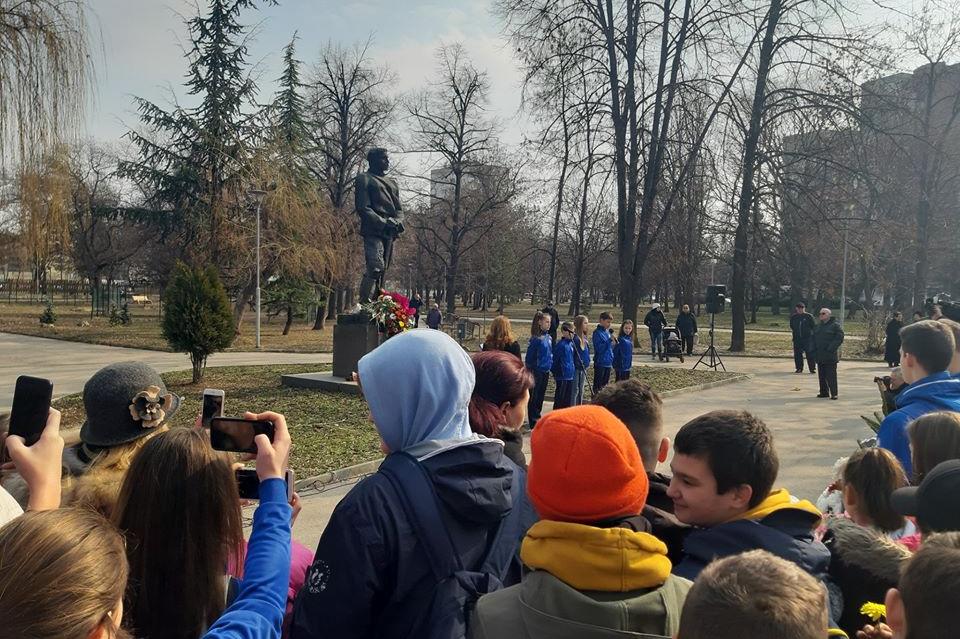 Обединени спортни клубове "Левски" поднесоха цветя на паметника на Апостола