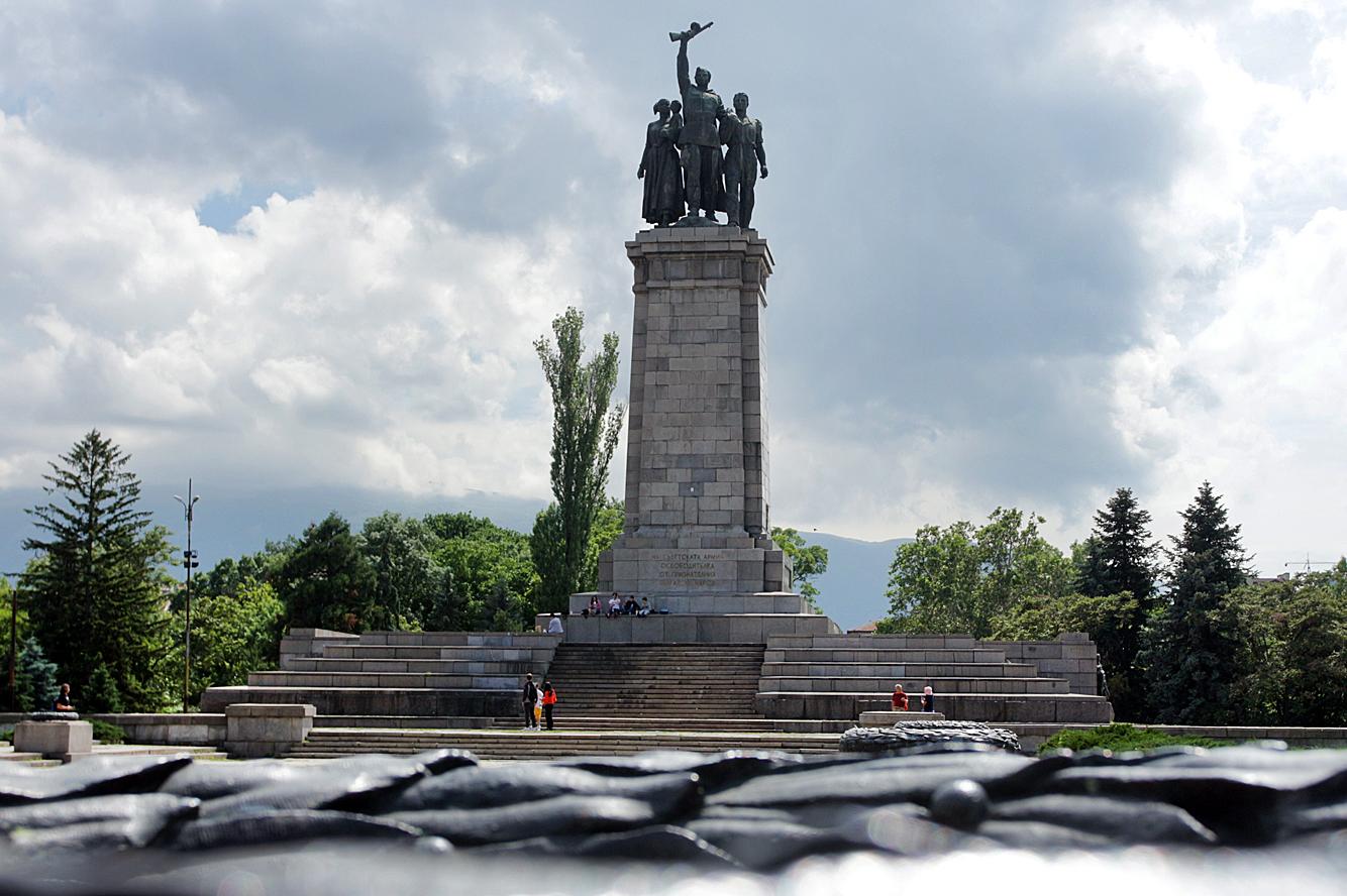 Местят Паметника на Съветската армия