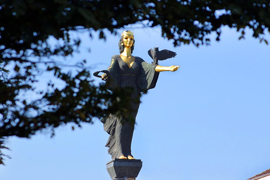 Статуя на София