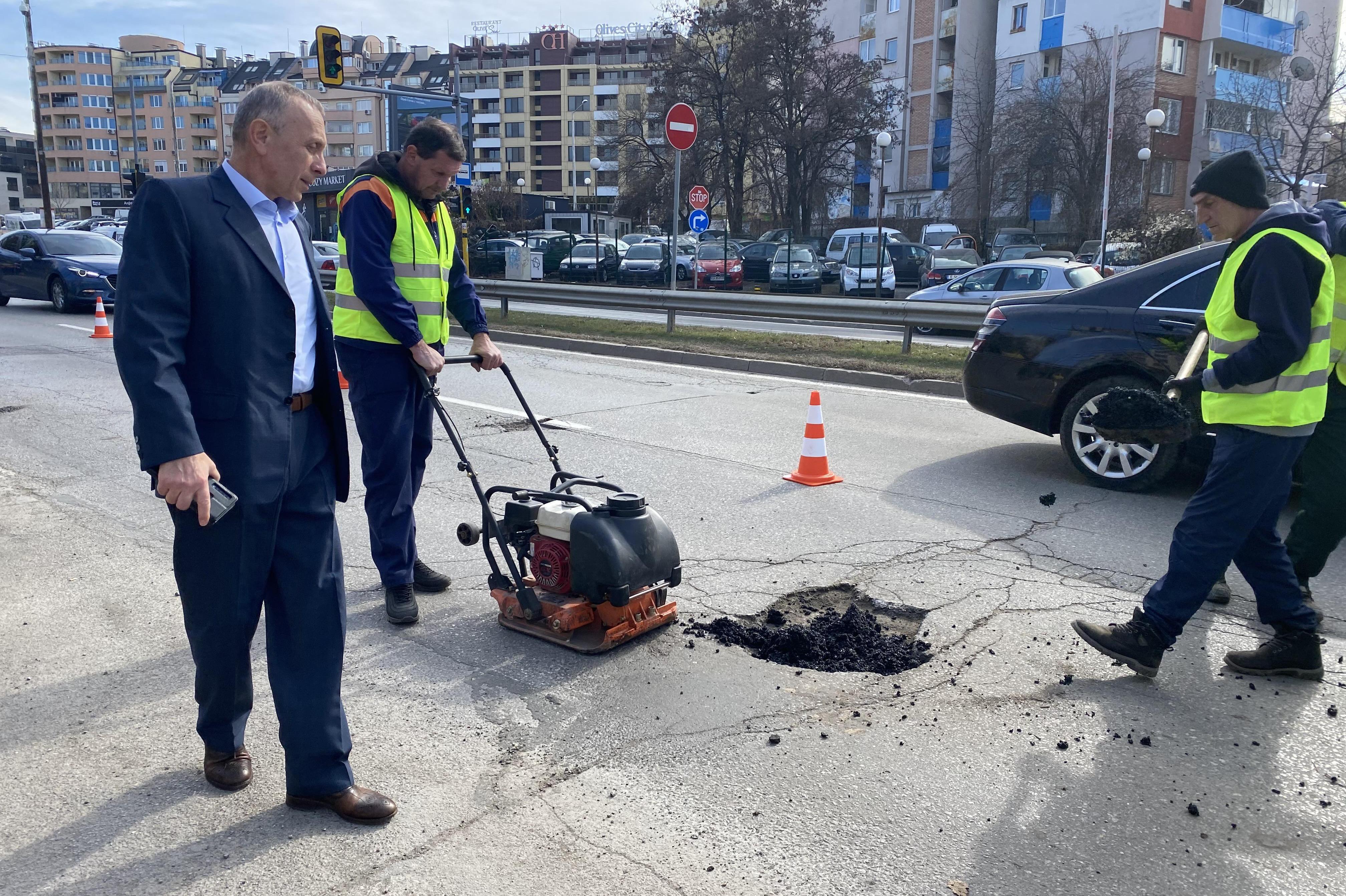 Зам.-кметът по строителството инж. Цветан Божинов проверя текущите ремонти 