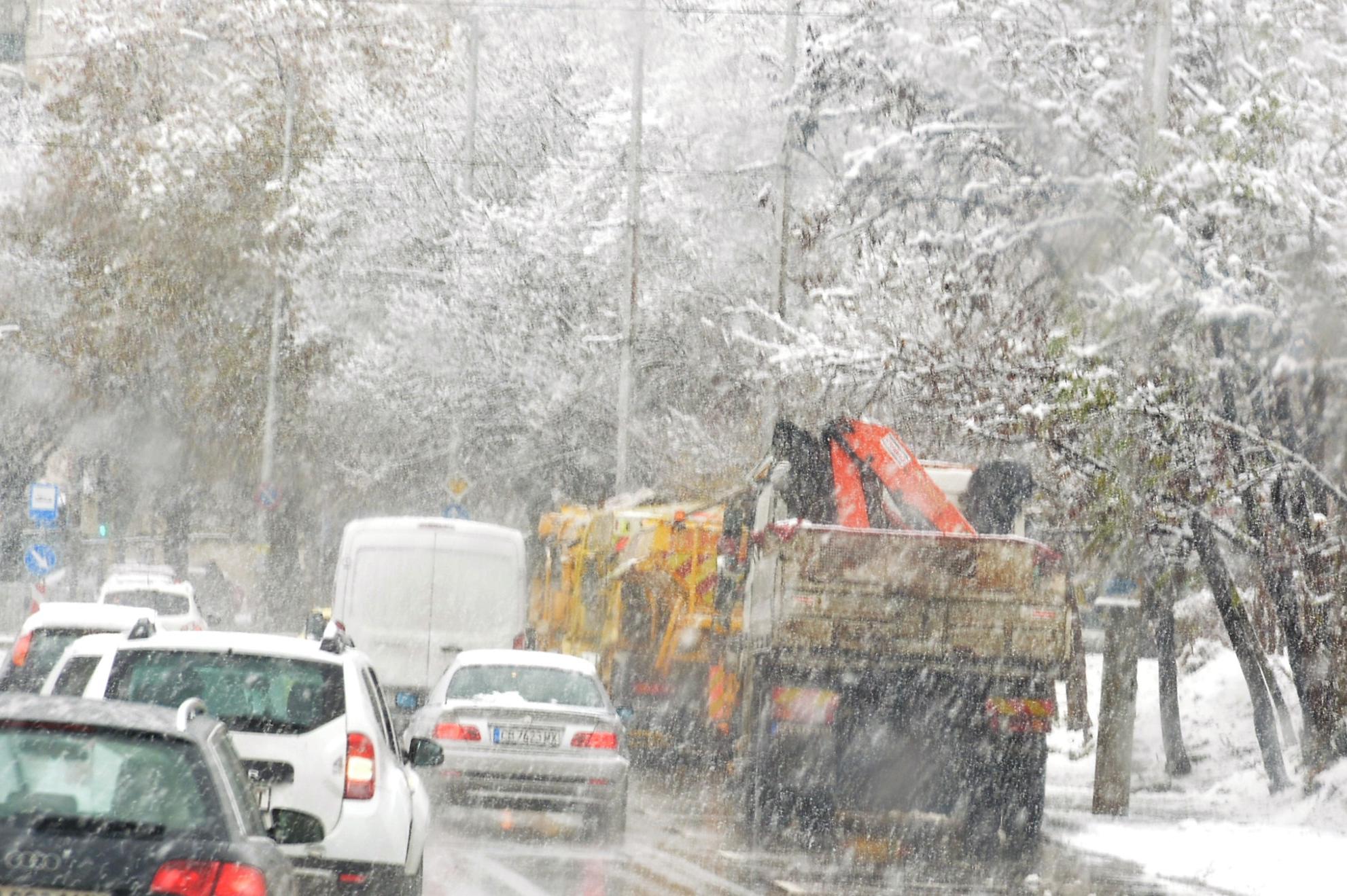 140 машини са обработили улиците в София срещу заледяване