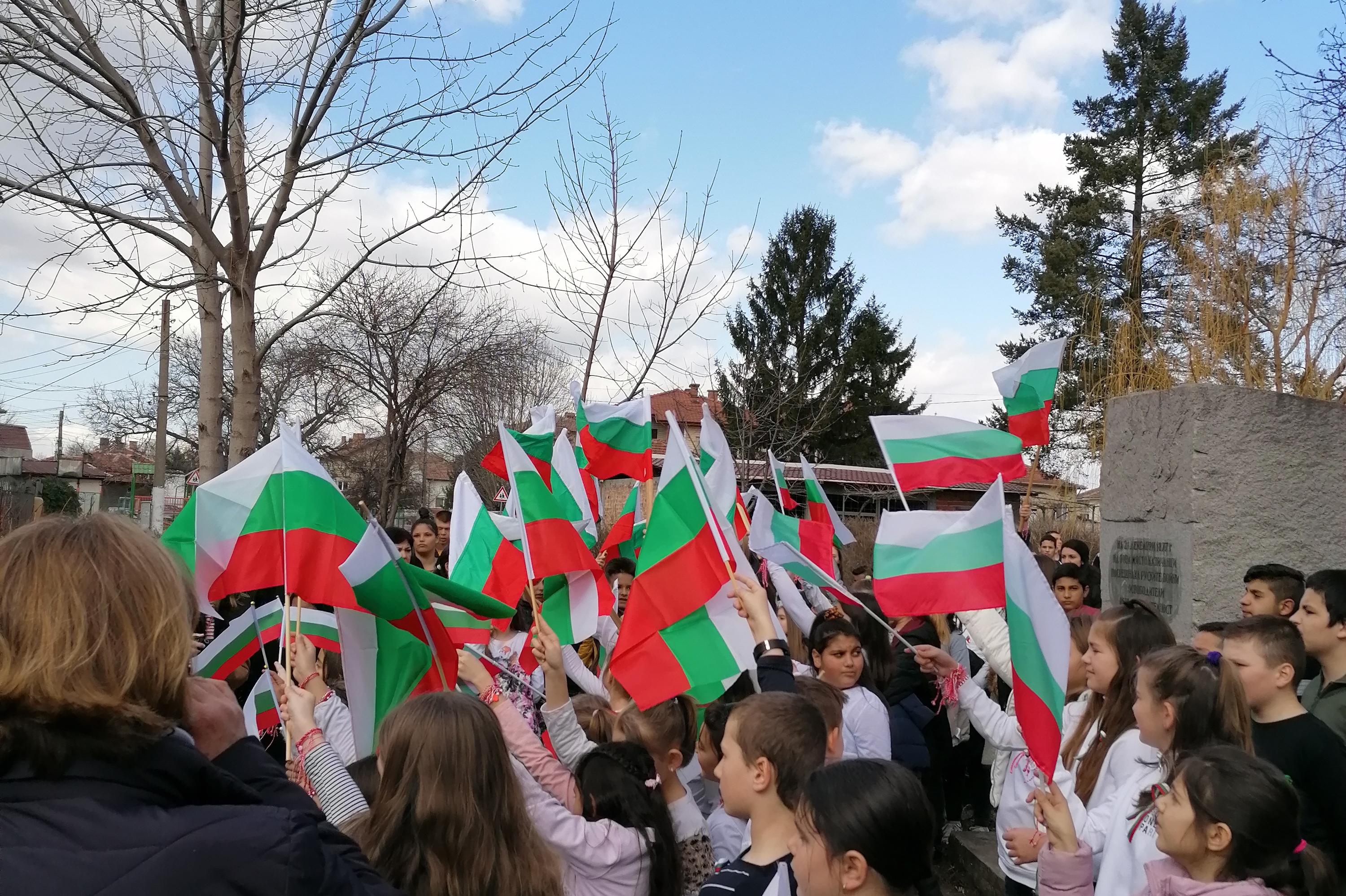 Ученици от Казичене се включиха в шествие за 3-ти март