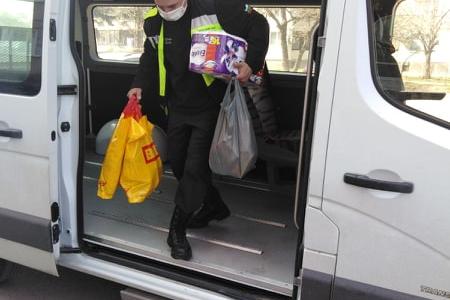 Екипи на АПП пазаруват храни и лекарства за възрастни и самотни в София