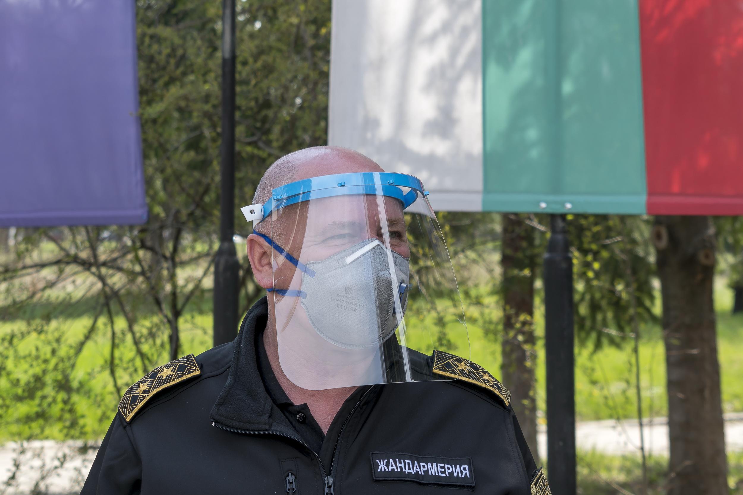 Софийската митрополия дари 800 предпазни шлема на жандармерията