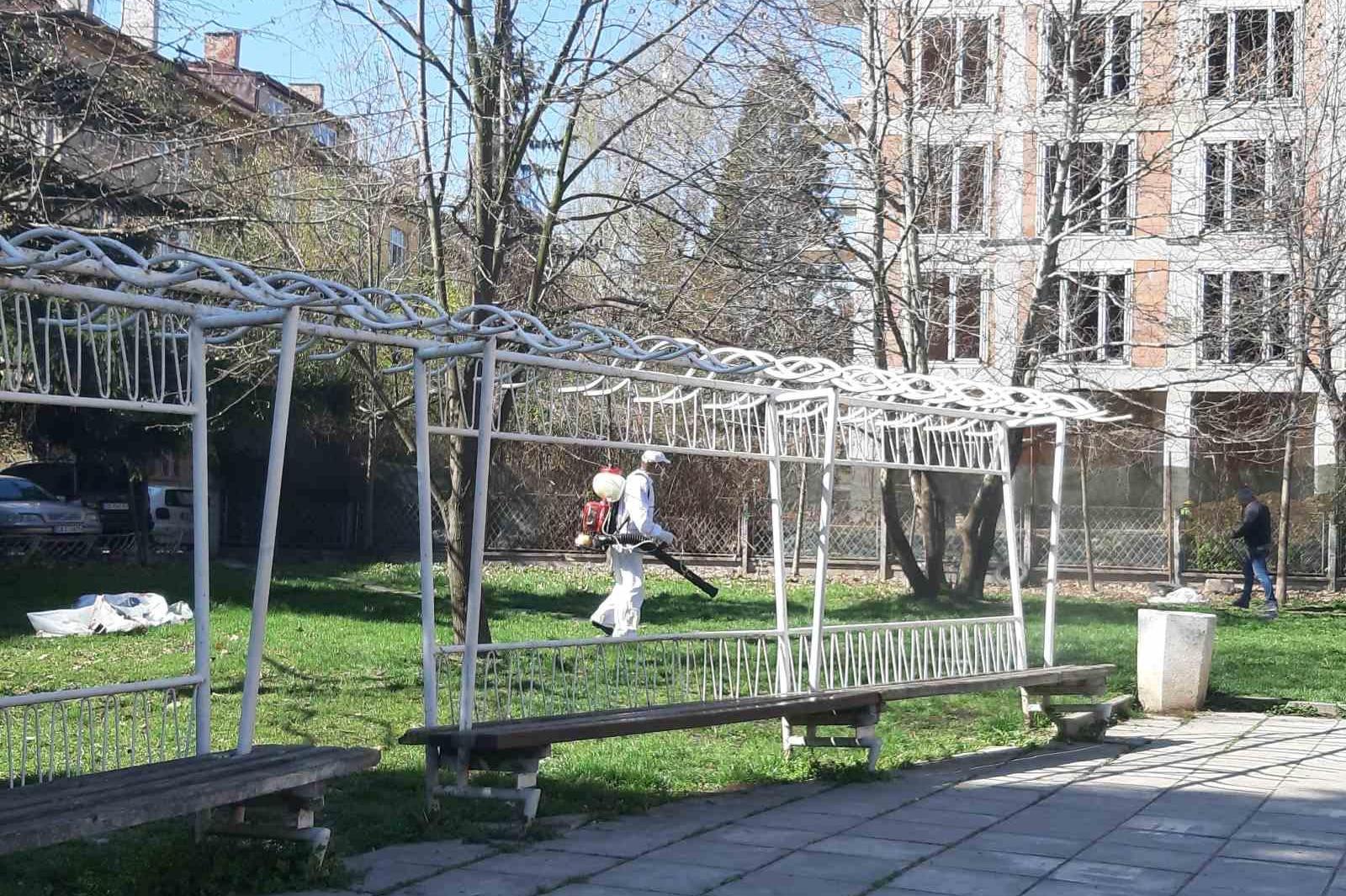 В София продължава обработката на зелени площи срещу кърлежи