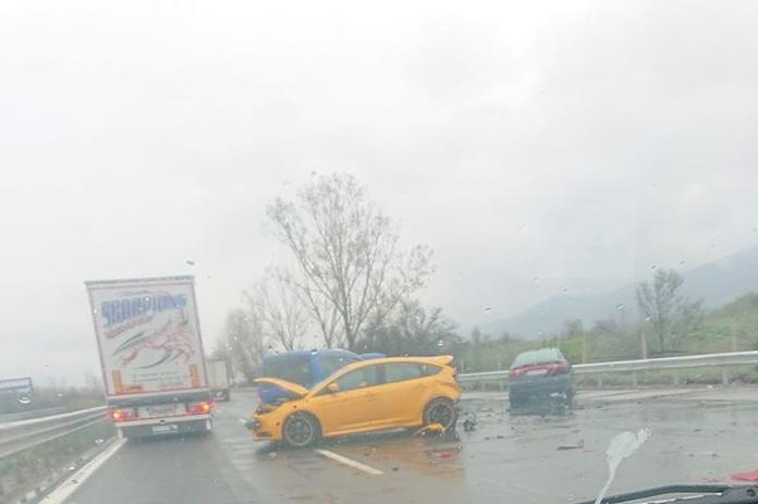 Катастрофа между 5 автомобила на изхода на София към "Тракия"