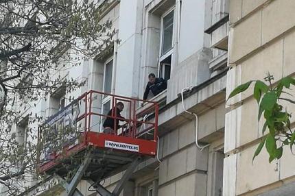 Столичани алармират: Дупчат фасадата на СУ за климатици