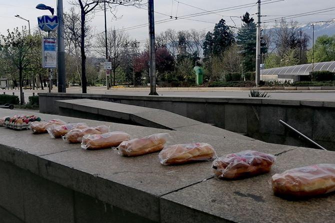 Добротворци: Козунаци и яйца на метростанция "Софийски университет"