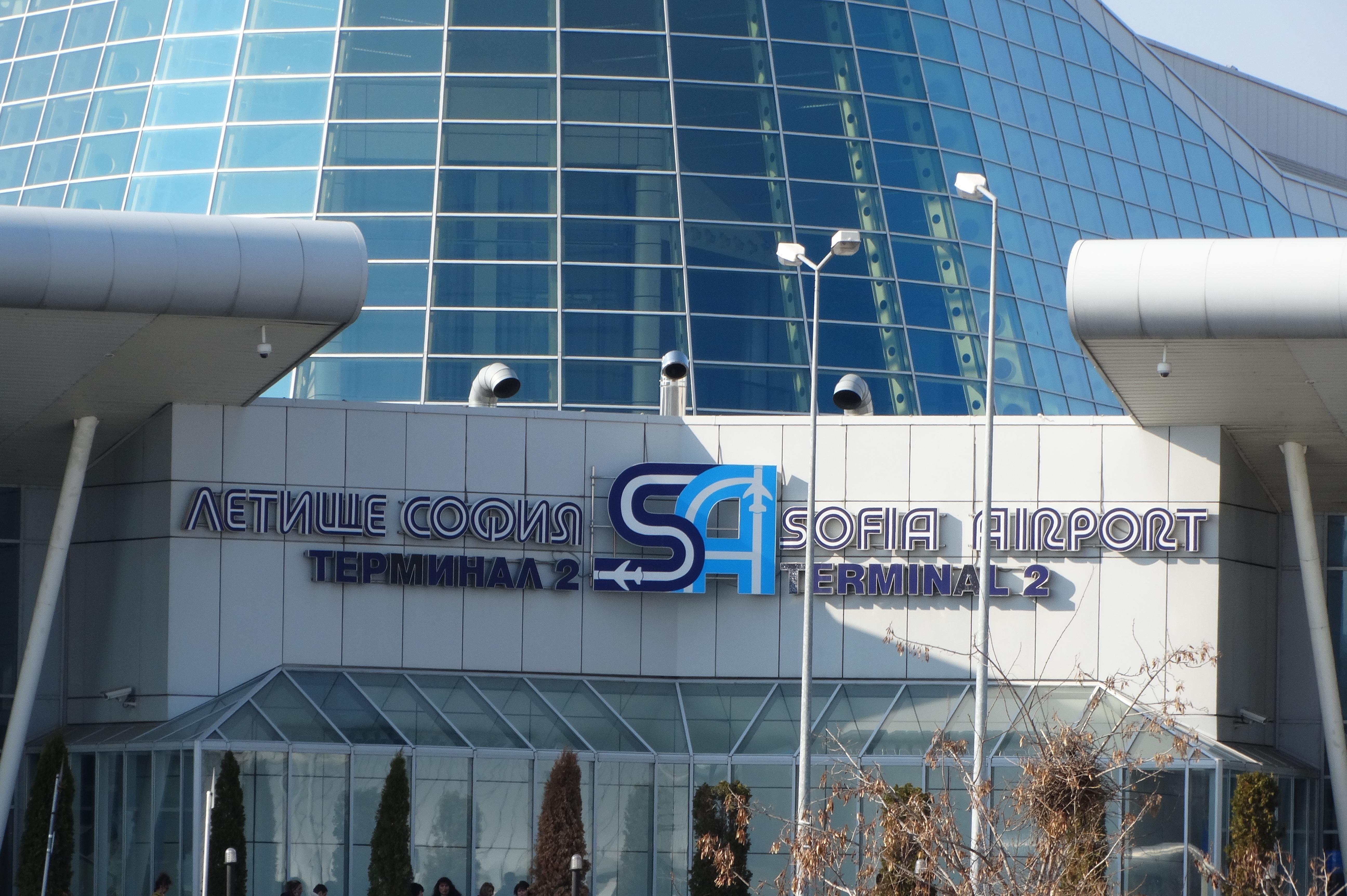 Усилено дезинфекцират самолетите на летище София