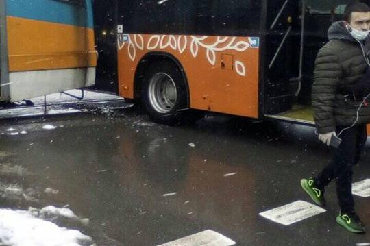 Трамвай и рейс се удариха на бул. "Никола Мушанов"