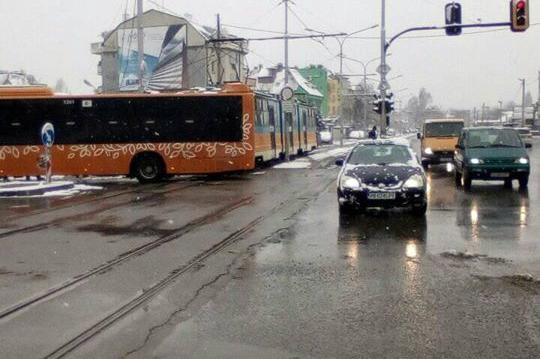 Трамвай и рейс се удариха на бул. "Никола Мушанов"