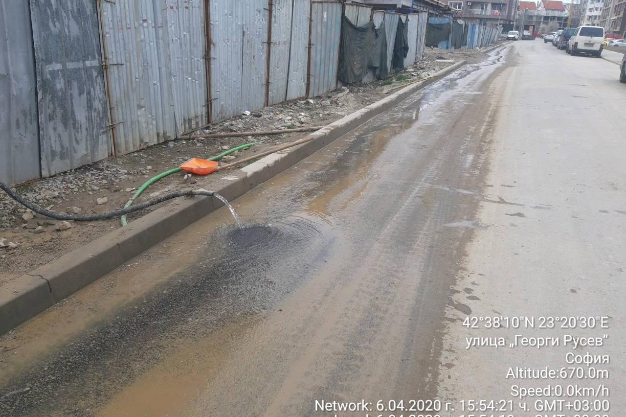 Глоба за строителни материали на тротоара и течаща вода на "Г. Русев" (СНИМ