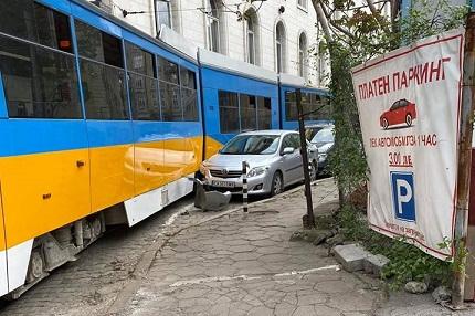 Трамвай отнесе неправилно паркирал до Съдебната палата
