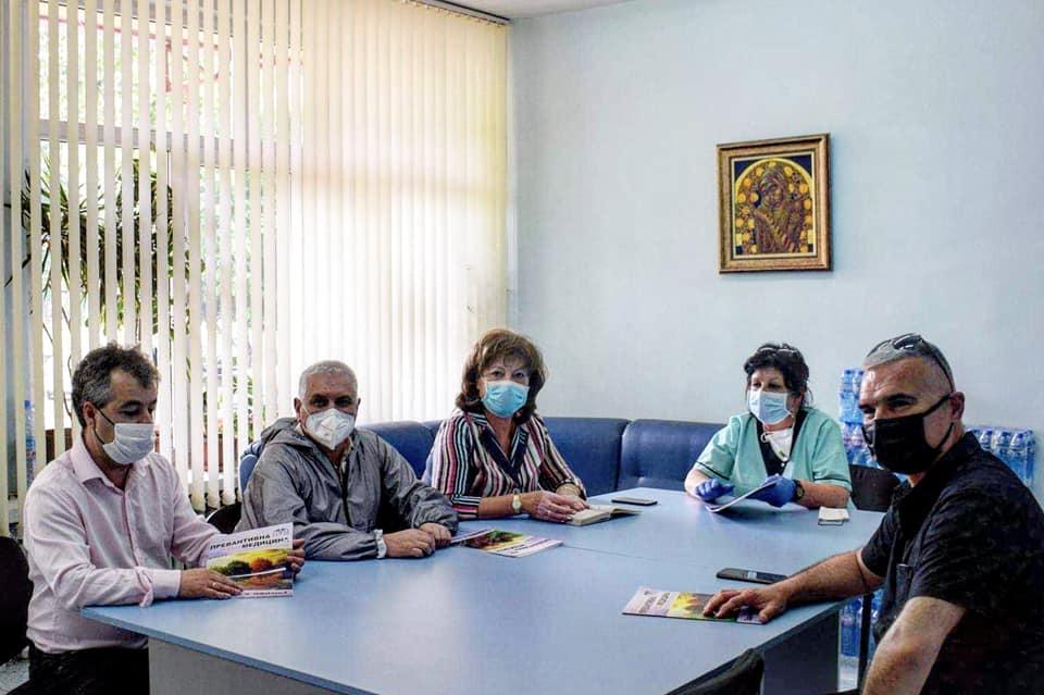 Екип на ВМА София дезинфекцира показно болницата в Пазарджик