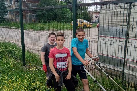 Добротворци: Три момчета окосиха игрище и почистиха площадка в кв. "Бенковс