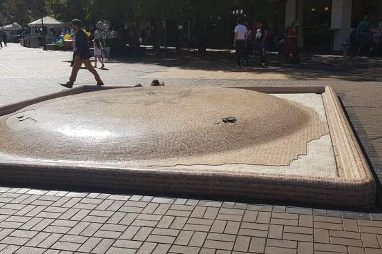 Премахват неработещия фонтан в пешеходната зона на "Витошка"