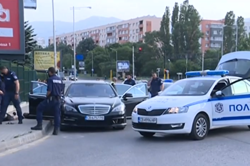 30 минути гонка между автомобил и 6 патрулки в "Дружба", четирима арестуван