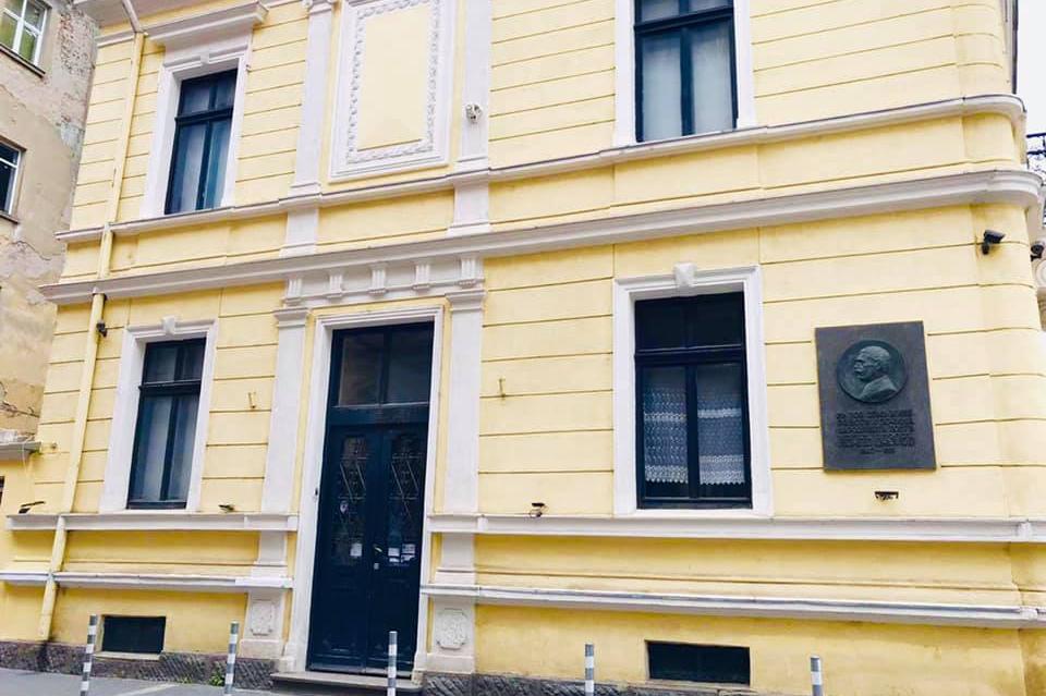 Почистиха драсканици от вратата на къща музей "Иван Вазов" в столицата