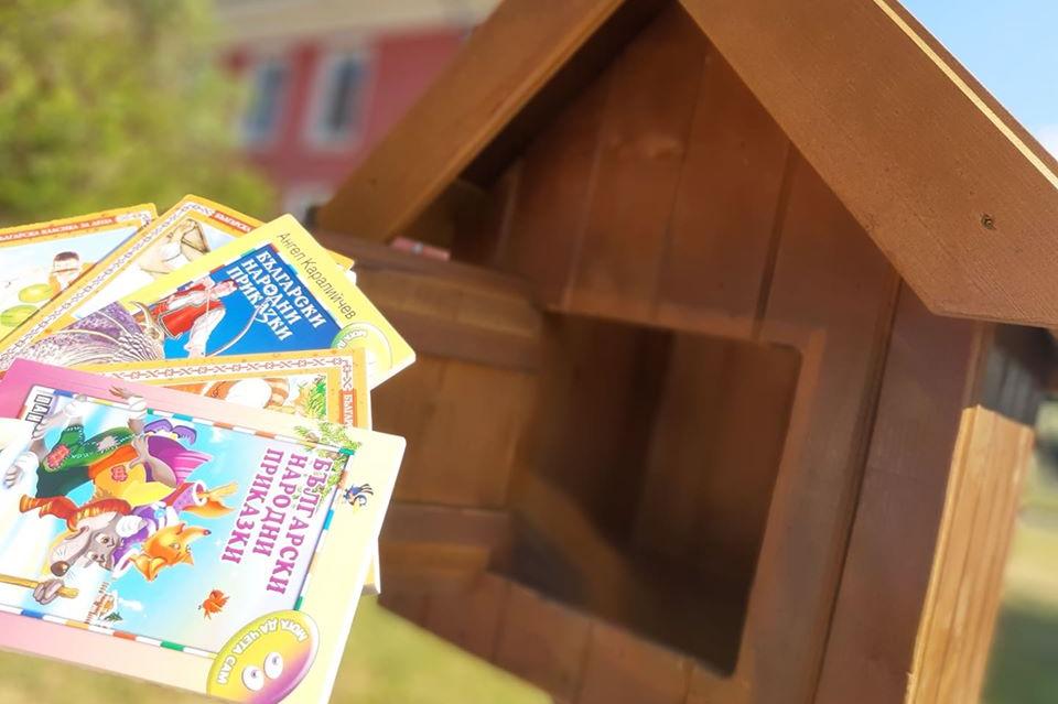 Къщичка за книги за втора година радва хората край езерото в "Дружба"