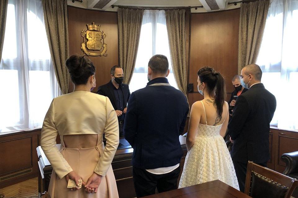 Първа сватба: Кметът на Триадица ожени младоженци в кабинета си