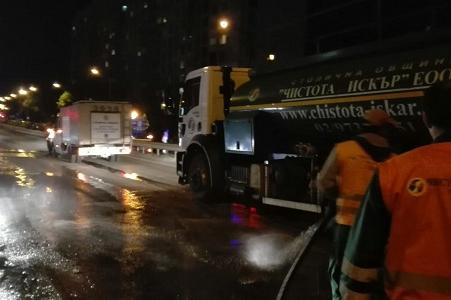 Измиха 11 улици и булеварди в Подуяне, по които се разтече битум