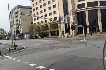 Светофар се срина  в средата на столично кръстовище