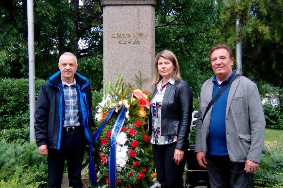 Кметове и ученици отдадоха почит на паметника на Христо Ботев