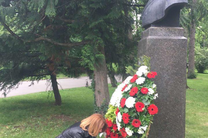 Кметове и ученици отдадоха почит на паметника на Христо Ботев