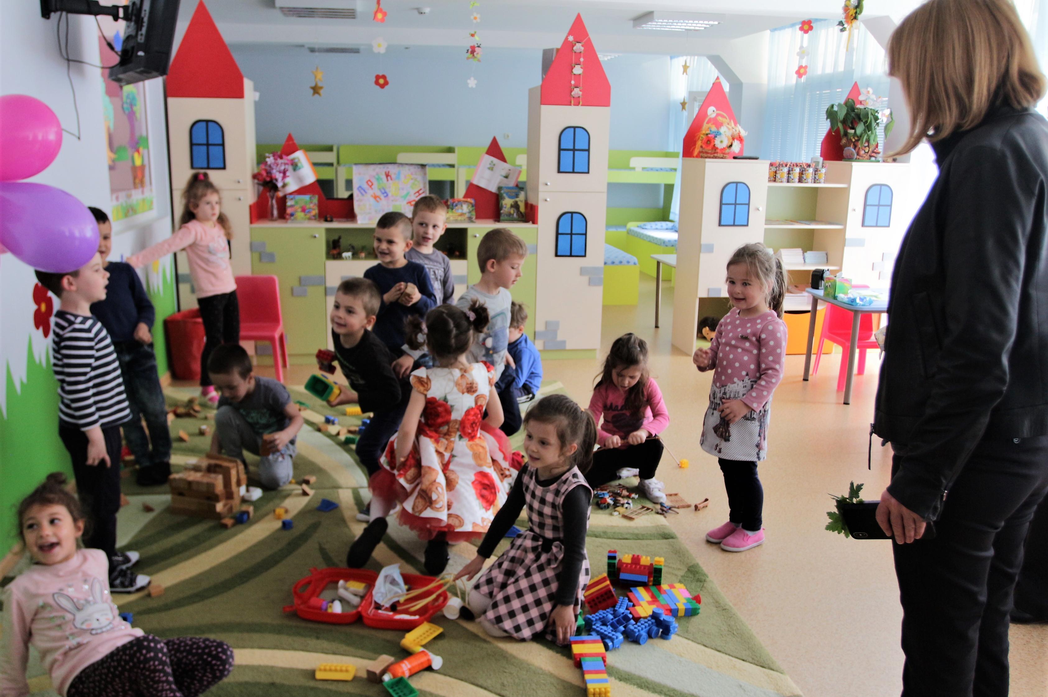 Фандъкова: Строим в момента 10 детски градини, до дни започва работата по о