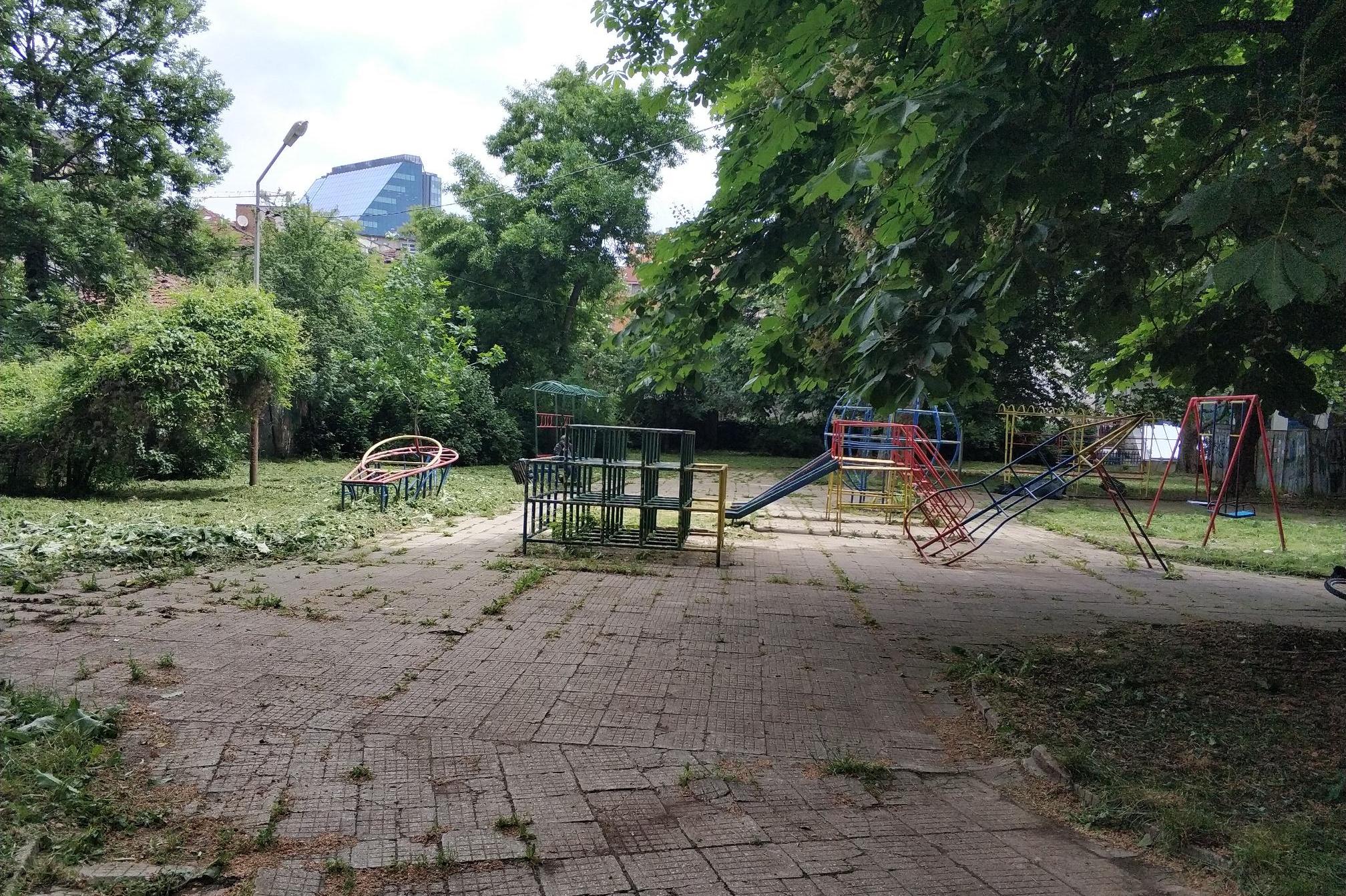Доброволци почистват Дебърската градина в София