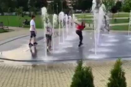 Тийнейджъри с тротинетки скачат и се къпят на фонтана в парк "Възраждане"
