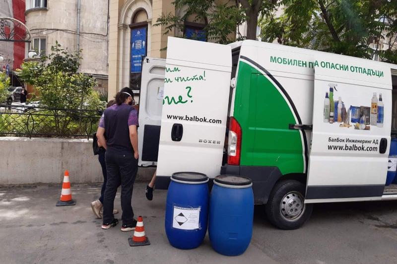 Събраха тон опасни отпадъци за няколко часа на ул. "Париж" в столицата