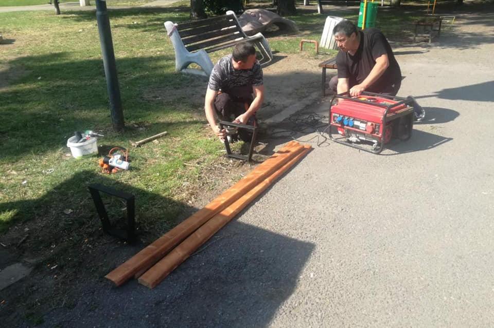 Ремонтират пейките в градинката на КАТ