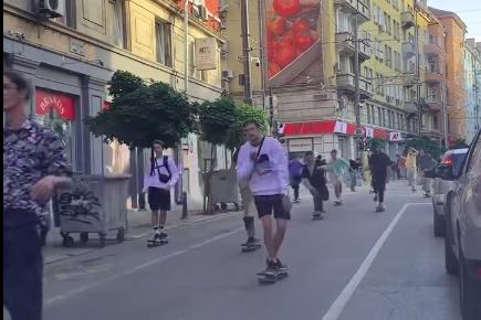 Дълга колона от скейтбордисти спря движението по "Раковски"