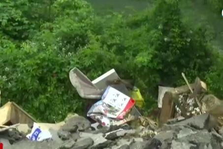 Общинари от Своге заливат река Искър с отпадъци