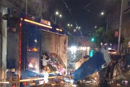 Камион за боклук се обърна на столичния "Христо Ботев"